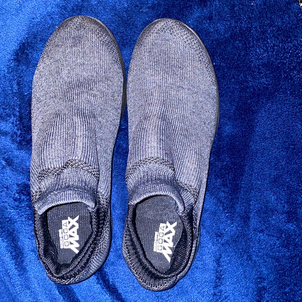 Skechers Goga MAX dark grey Slipper style shoe Size 8.5 Unisex Comfy slip-ons
